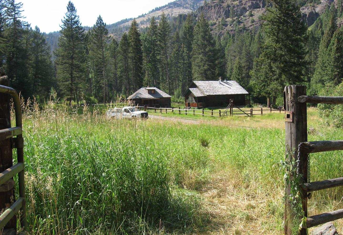 A corral is available.Across the meadow lies the cabin