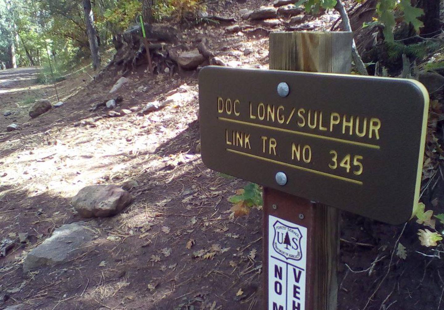 this is a picture of a trail sign directional trail sign linking Doc Long and Sulphur Picnic sites