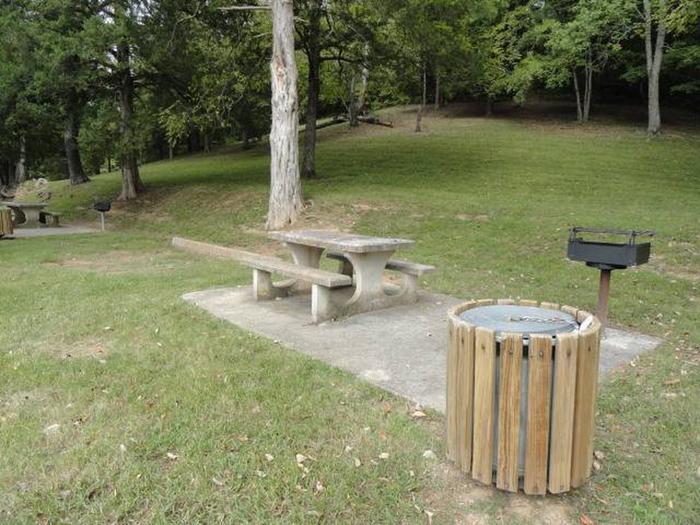 31 COVE CREEK TABLE, GRILL AND TRASH CAN31 COVE CREEK NOT ALL SITE AMENITIES ARE IDENTICAL