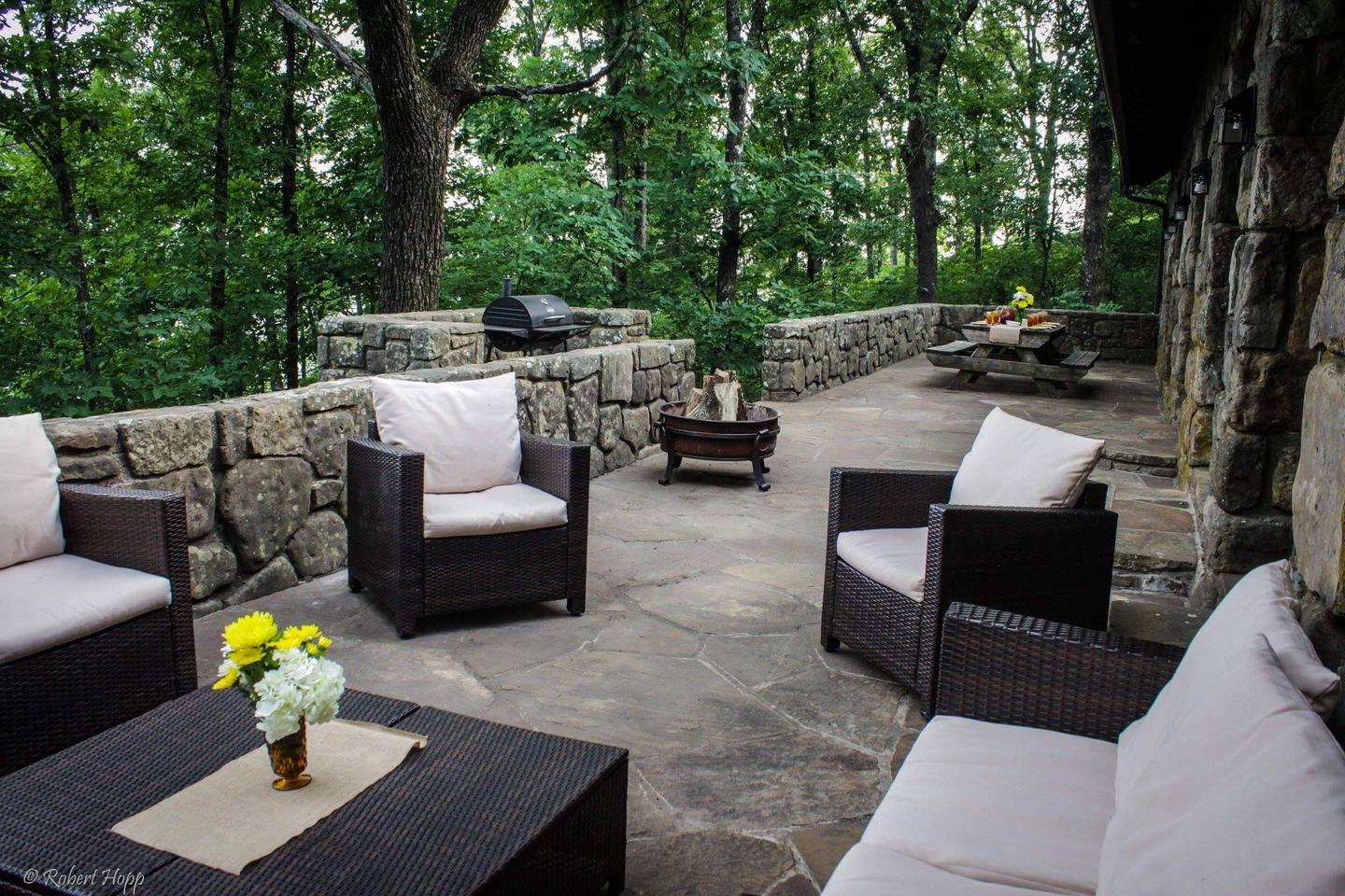 WHITE ROCK MOUNTAIN RECREATION AREA LODGE PATIOWhite Rock Mountain Lodge Patio with seating for 16, a large BBQ grill, and SPECTACULAR views! Perfect setting for family and friends gatherings, weddings, reunions, or just a quiet couples retreat.
