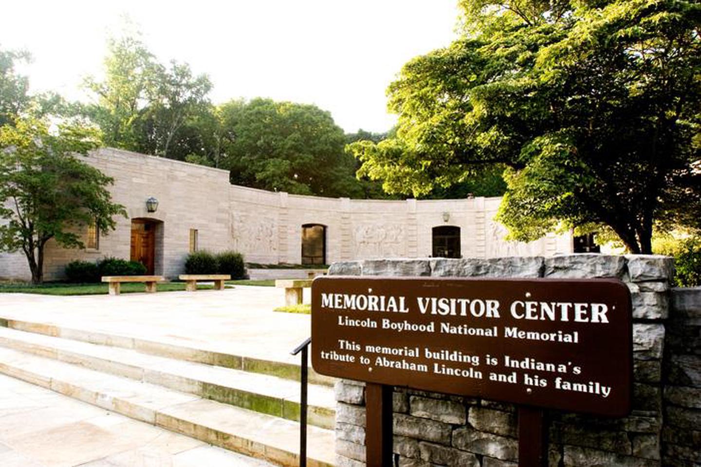 Memorial Visitor CenterMemorial Building contains memorial halls to remember Abraham Lincoln and his family.