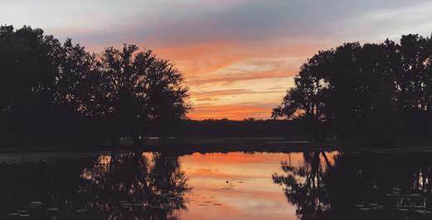 SunsetSunset along the banks of the Mississippi River at Blackhawk Park