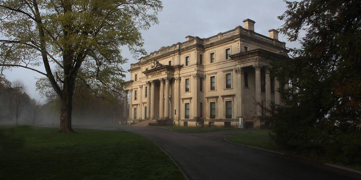 Vanderbilt Exterior in fogVanderbilt exterior in fog