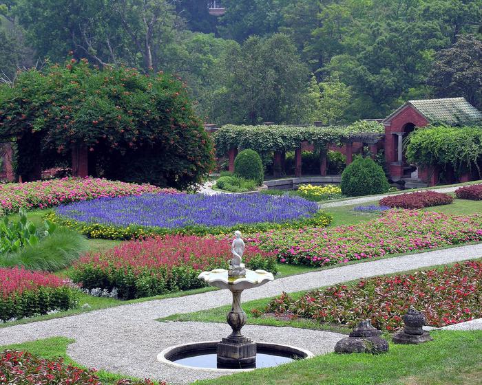 Vanderbilt Italian Garden in bloom