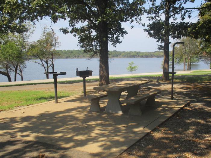 Site 18 - Flat RockSite 18 offers a nice lake view and has partial shade throughout the day.  The boat ramp and restroom facilities are within a short walking distance.