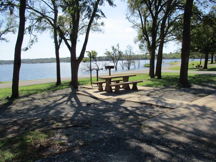 Site 19 - Blue BillSite 19 offers partial shade and is a short walking distance to the south boat ramp and courtesy dock.