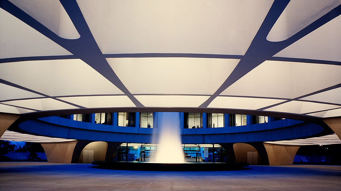 Hirshhorn evening plaza view