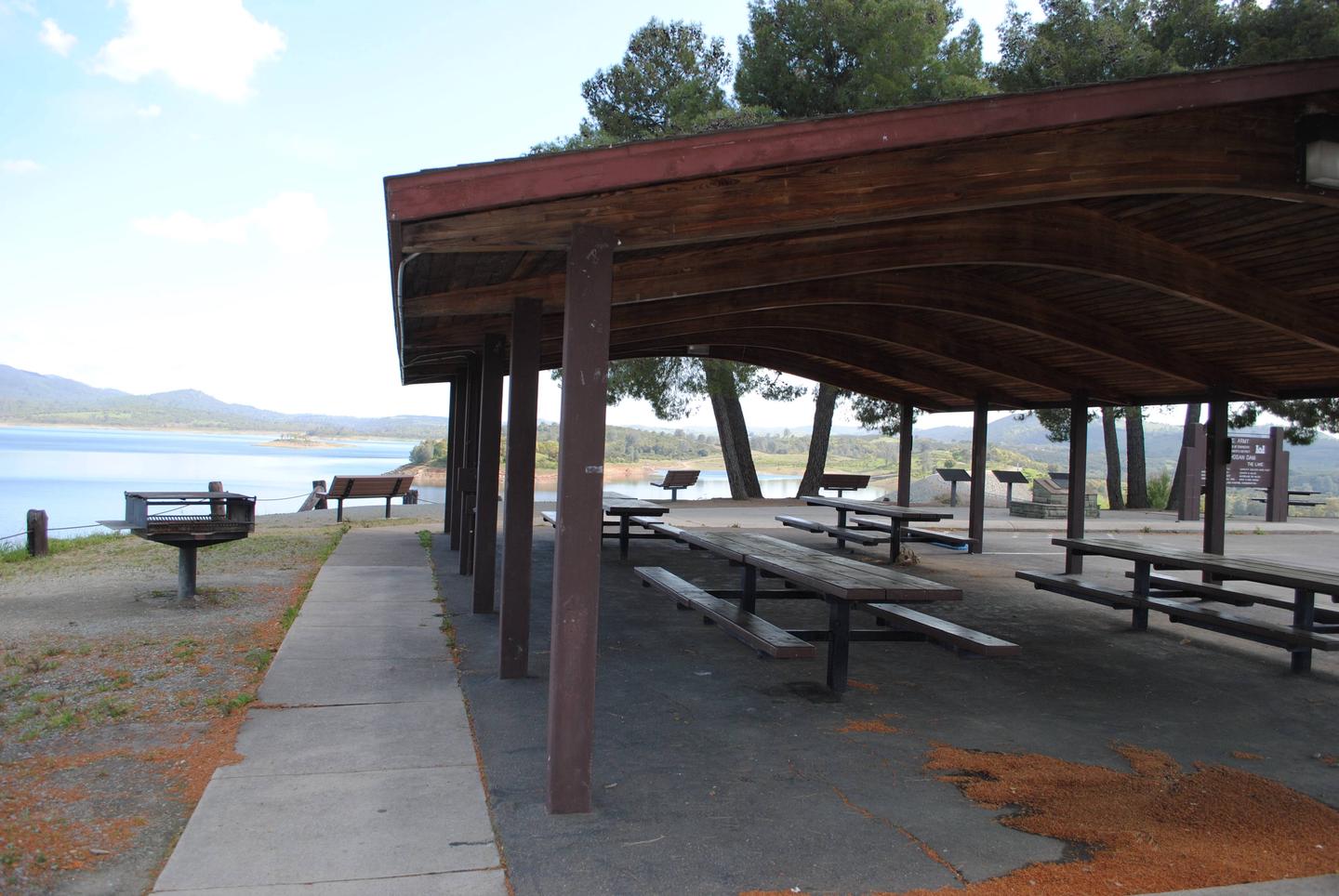 Observation Point Shelter picnic areaParking lot