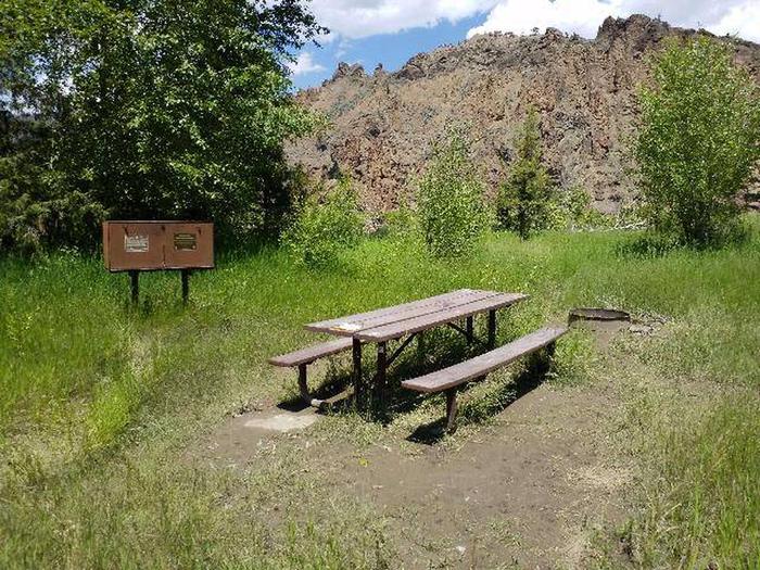 Big Game Campground Campsite 16 - Picnic Table