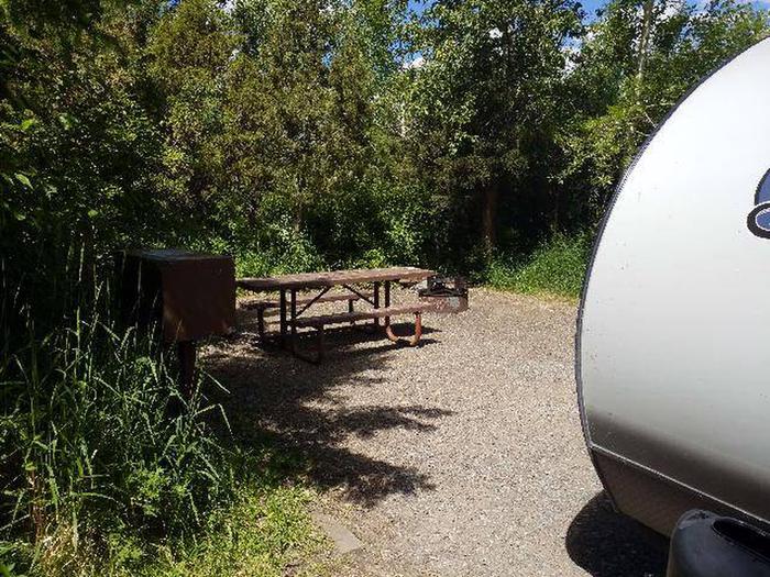 Wapiti Campsite 31 - Side View of Picnic Area