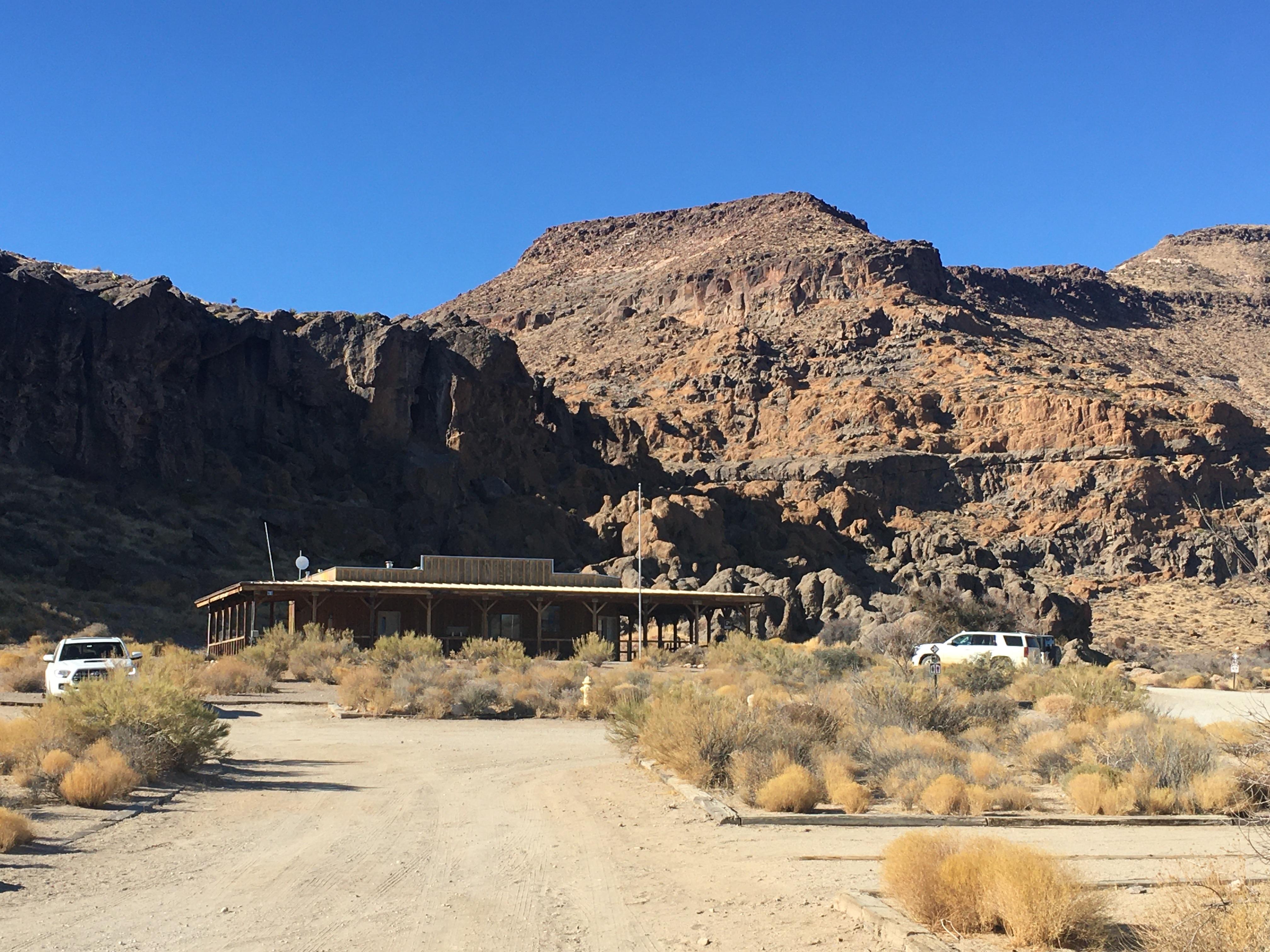 Cover image for Hole-in-the-Wall Information Center