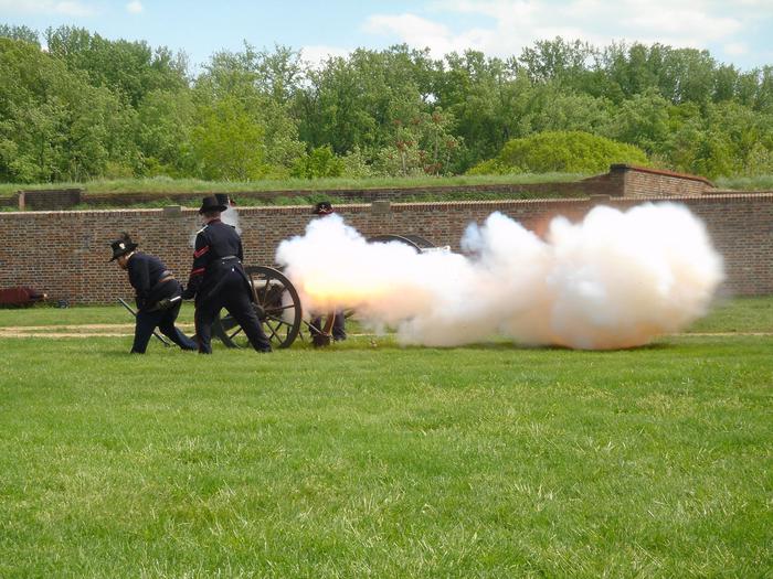 Fort Washington Volunteers firing a cannonFort Washington Guard fires one of the park's cannons.  Demonstrations are presented during the summer months April-October.