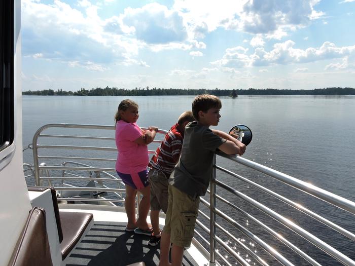 Children sightseeing from the Voyageur tour boat