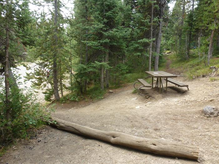 Lewis Lake site 7 picnic table.Lewis Lake site 7