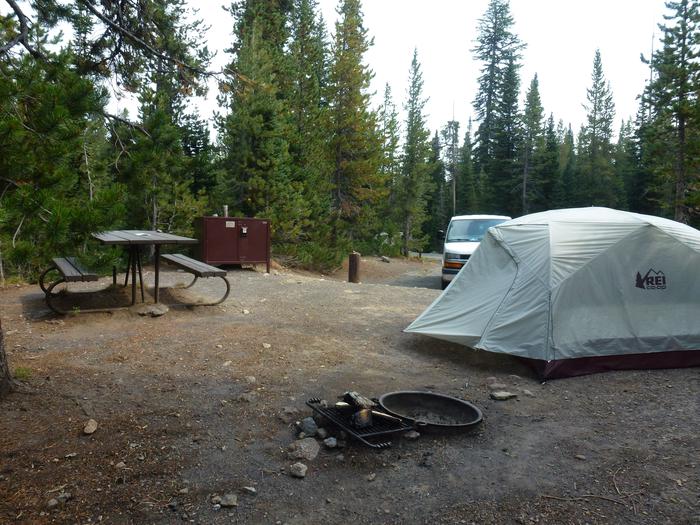 Lewis Lake site 21 fire ring, tent, picnic table, bear box, and a vehicle.Lewis Lake site 21