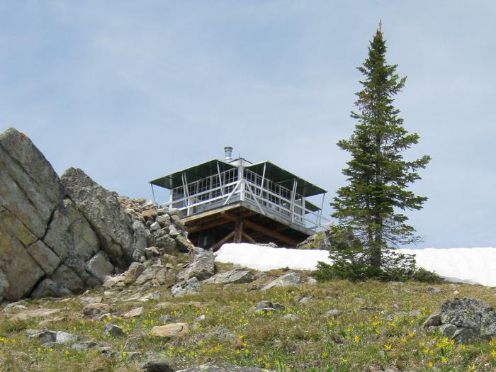 View of the lookout from the approaching trail. 
