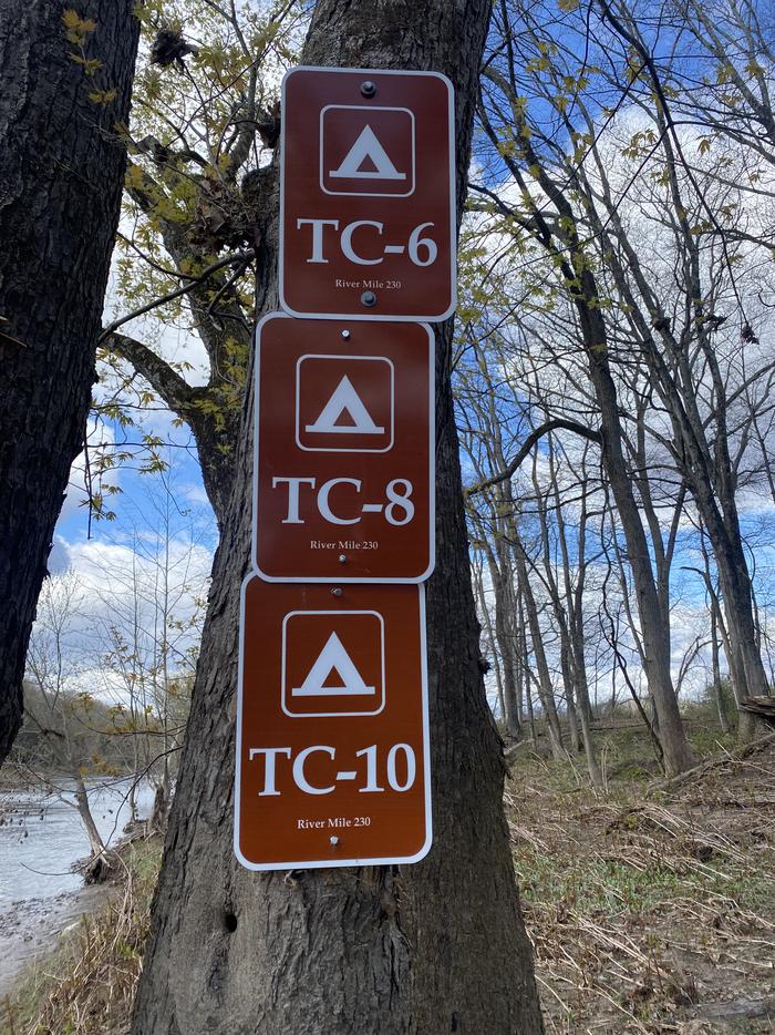 River campsite designation signs.This picture shows the exact signs you will see along the Delaware River that denotes a legal campsite within a zone. 