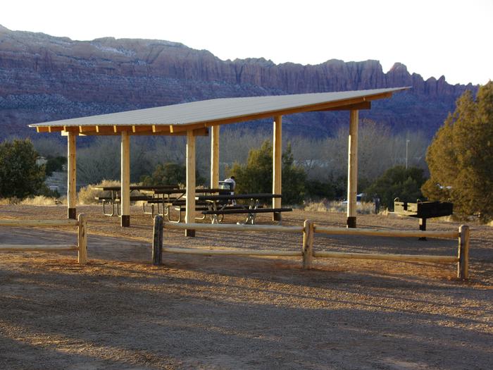 Ken's Lake shade structure, picnic table, and BBQ grill with cliffs in backgroundKen's Lake shade structure, picnic table, and BBQ grill.