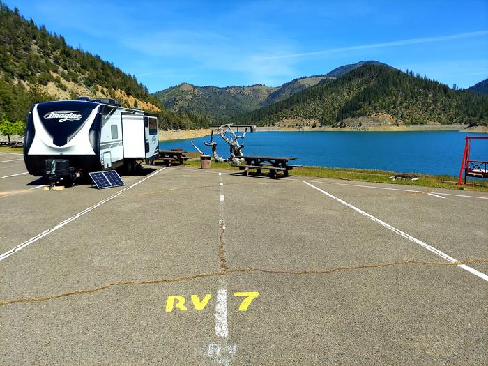 Example of RV parking spot Hart-Tish Park has seven (7) lakeside RV parking spots. This is dry-camping, which means there are no water hook-up or electricity. When the Lake water level is high, these sites are very close to the water-edge, for easy access & swimming. When the Lake level is low, the edge becomes very steep, with a nearby walk-way going down into the water. This facility was never designed for RV camping, and as such, this area is basically a sectioned-off portion of the day/boat parking area. During the busy day, there may be day-use car traffic in close proximity to RV area, especially on weekend & holidays. The RV sites campers are allocated two long parking spots to help accommodate slide-outs and extra gear. 
