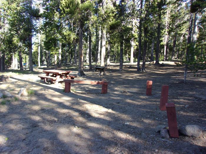 Campsite with table, fire ring and grillH.G. Hogue site #52