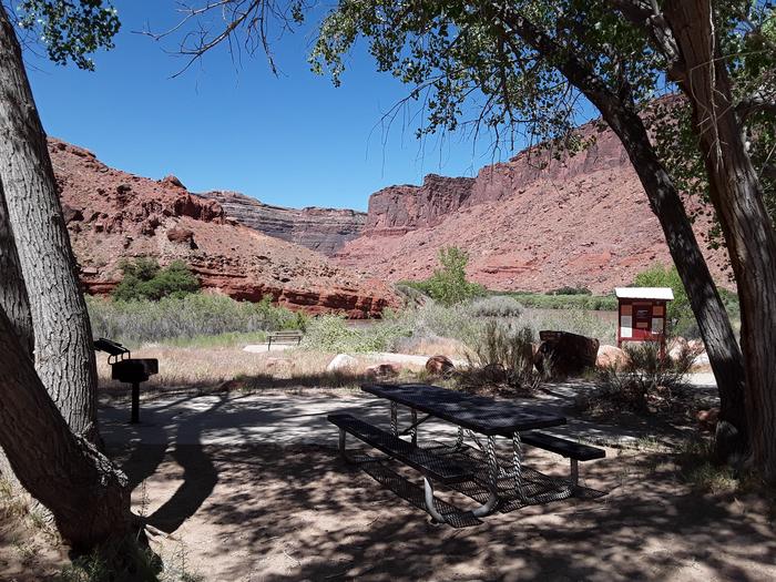 Big Bend Campground picnic area and beach benches
