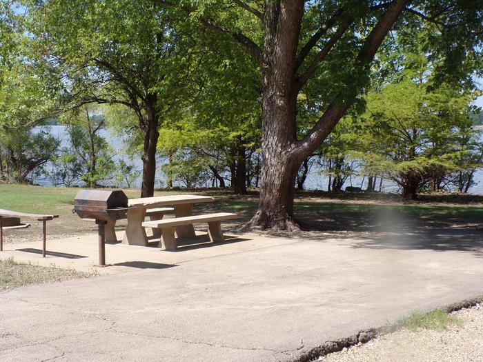 Site 025 of Loop RCOV at RICHEY COVE with Picnic Table