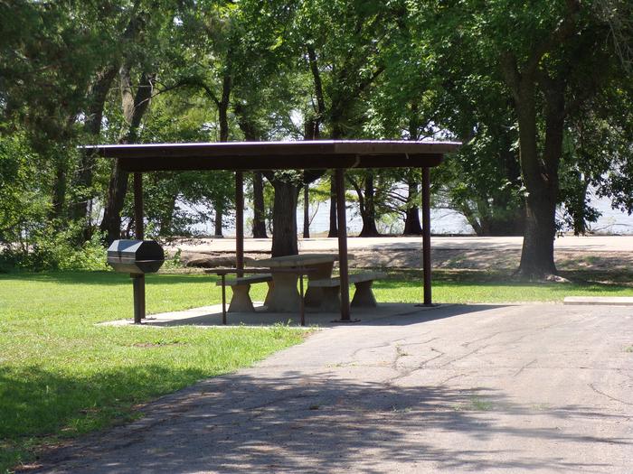 Site 028 of Loop RCOV at RICHEY COVE with Picnic Table