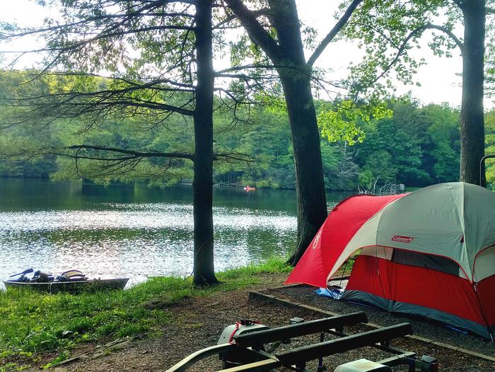 LakefrontLakefront Camping