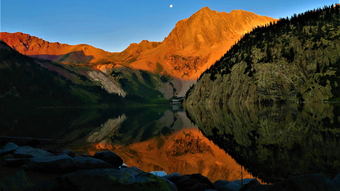 Snowmass Lake in the alpenglowSnowmass Lake and Peak in the Maroon Bells-Snowmass Wilderness at sunrise