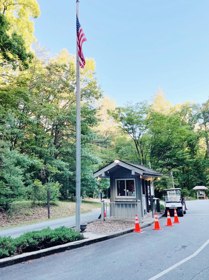 Lake Powhatan Gatehouse Lake Powhatan Gatehouse - check in with gatehouse staff to pay day use fees or when checking in for your reservation. Guests will grab their car tag, campground map and receive campground rules from a camp host before heading to their site.
