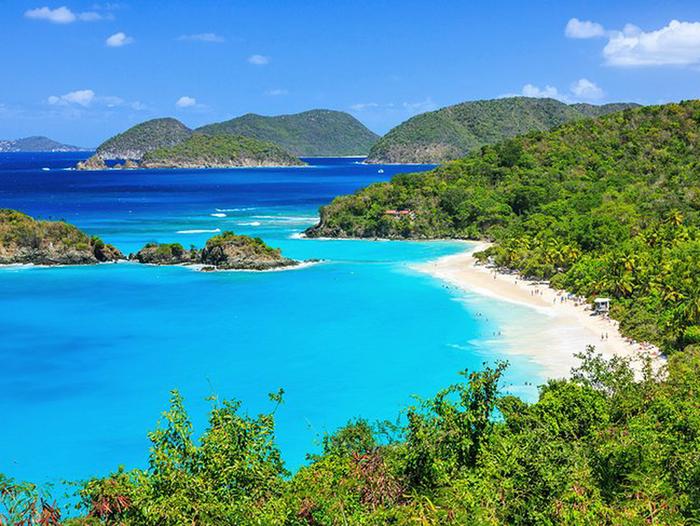 Trunk Bay Beach with white sand beaches, turquoise waters and lush green islands.Trunk Bay Beach