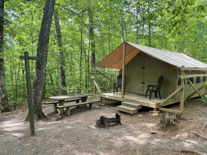 Glamping site 83 - yard with picnic table and fire pit 