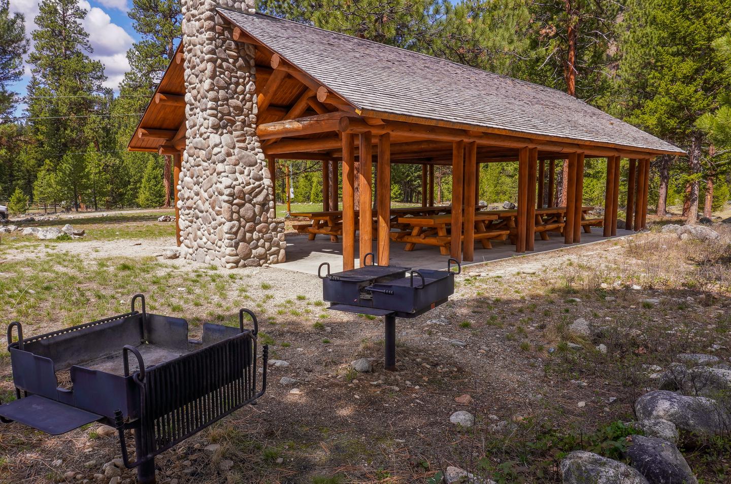 EAST FORK CABIN Pavillion and GrillsPavillion and Grills