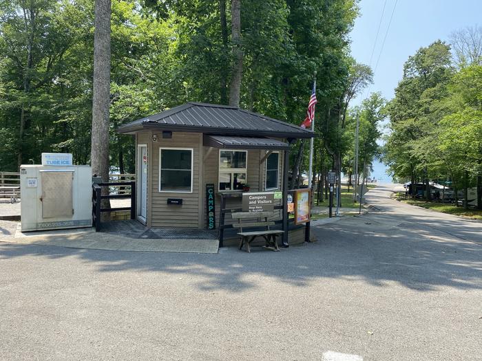 A photo of facility CUMBERLAND POINT CAMPGROUND with check-in booth for camp sites and Boat Ramp