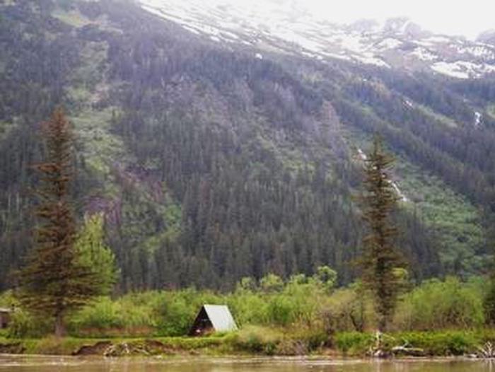 Twin Lakes Cabin in front of large snowcapped mountainsTwin Lakes Cabin (AK)