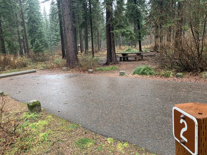 A photo of LAS2 in Loop 1 at Lake Alva Campground with campsite marker, parking area, picnic table.