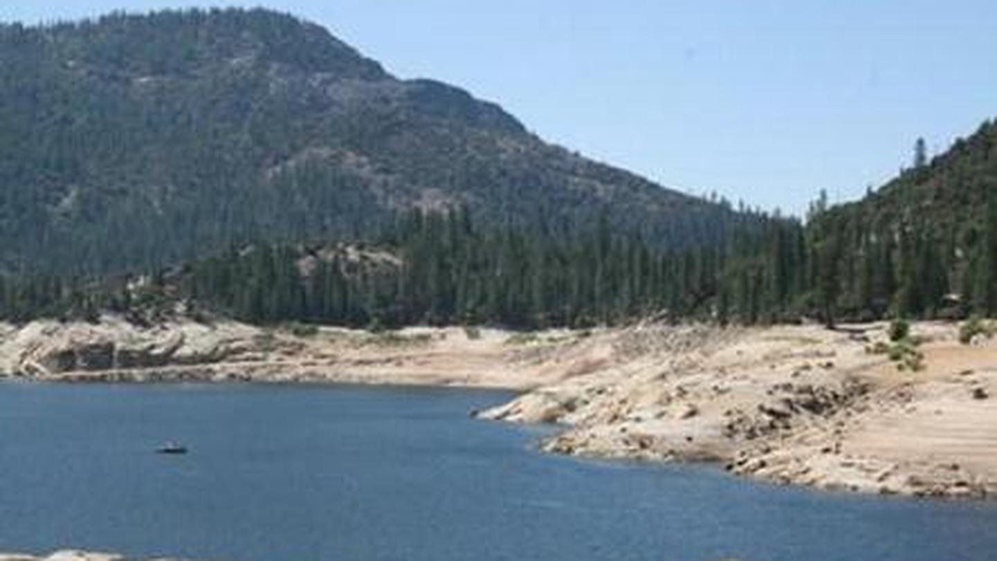 A shallow mountain lakeMammoth Pool Campground