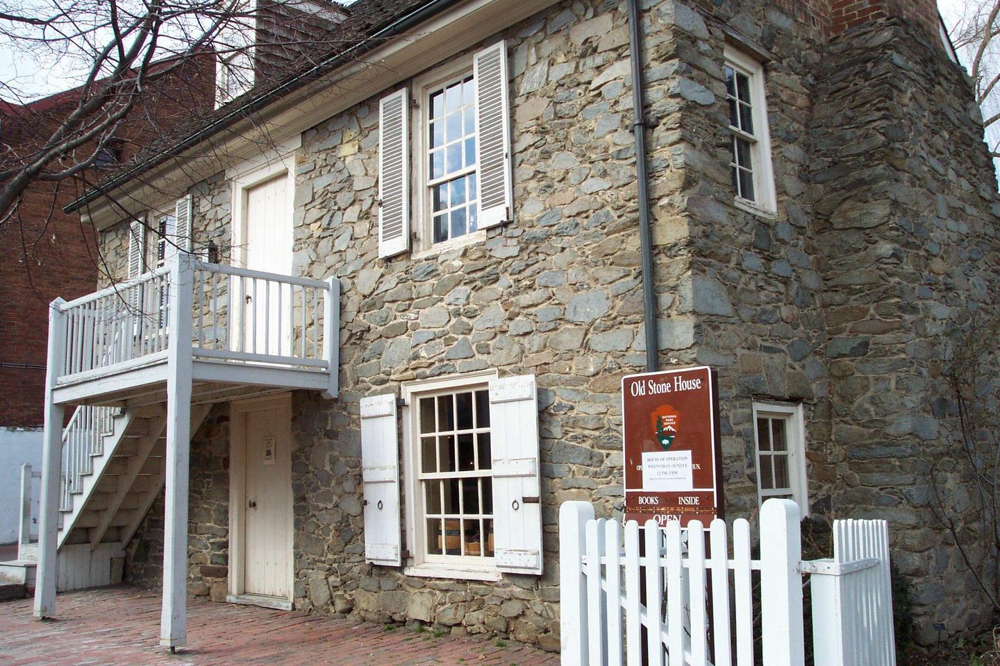 Old Stone HouseThe Old Stone House depicts what life might have been like in the earliest days of Washington's history