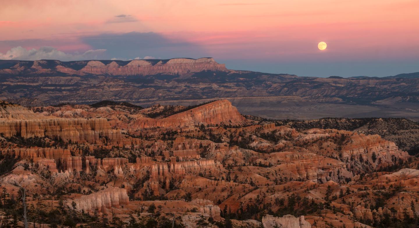Full MoonStunning moon rise over Bryce Canyon National Park