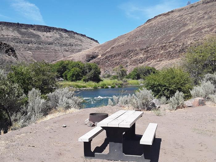 Walk-in campsite above Deschutes RiverView of a walk-in campsite above Deschutes River at Devil's Canyon Campground.