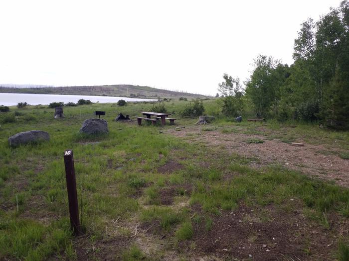 Lake Owen CG site 10 parking and living area