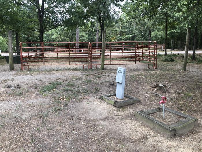 A photo of Site E012 of Loop HCLE at CEDAR LAKE (OKLAHOMA) with horse pen