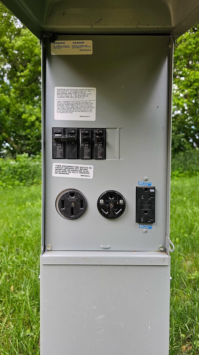 Site E05 ground image (entire photo)Power box