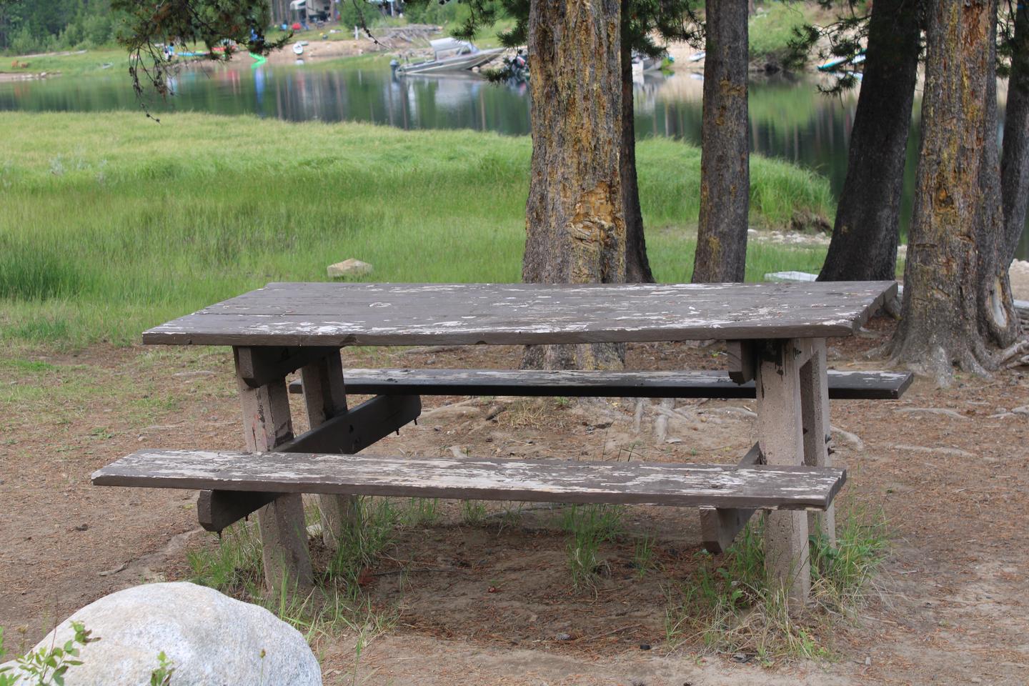 Site picnic table