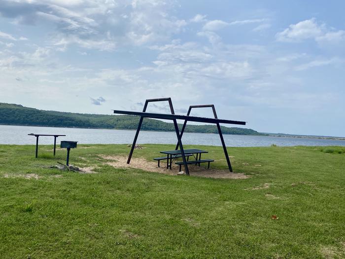 Day use picnic shelter at Washington IrvingThis picnic shelter is located near the water offers views of the lake. 