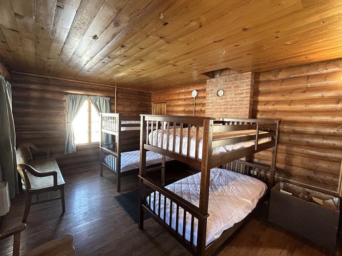 MUDDY GUARD CABIN Bunk beds.