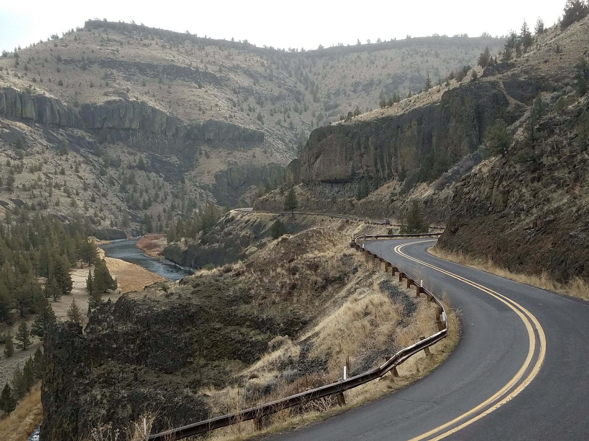 Winding Lower Crooked River Back Country Byway with the Crooked River