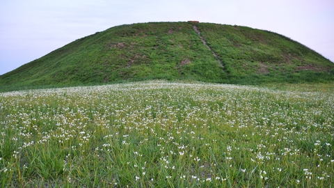 The Funeral MoundThe Funeral Mound was by prehistoric cultures to bury their dead. Today there are still remains instead the mound