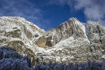 Yosemite Falls an einem WintermorgenDie Yosemite Falls tröpfeln manchmal nur am Ende des Sommers, aber nasse Winter können den Fluss verjüngen.