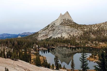 Cathedral Peak and Lake in AutumnCathedral Peak è una delle cime più riconoscibili dello Yosemite Wilderness.